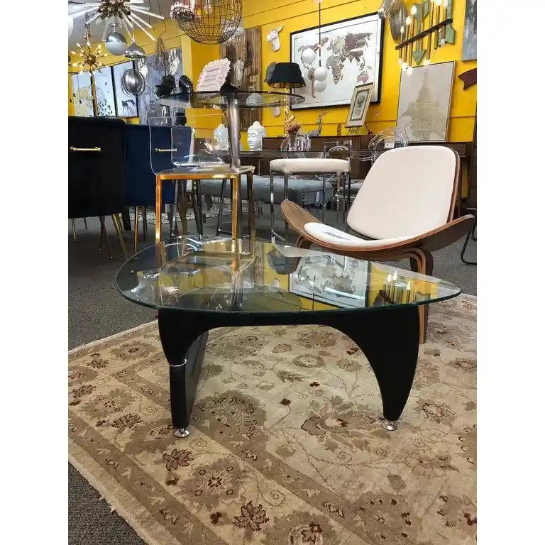 Mid-Century-Couchtisch mit Tischplatte aus gehärtetem Glas und Untergestell mit Walnussfurnier