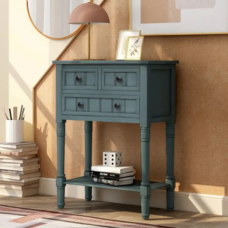 Massiver Sofatisch aus Holz mit Used-Look, drei Schubladen und unterem Ablageboden