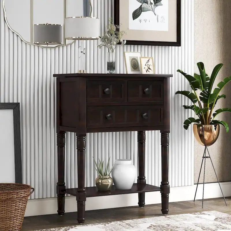 Massiver Sofatisch aus Holz mit Used-Look, drei Schubladen und unterem Ablageboden