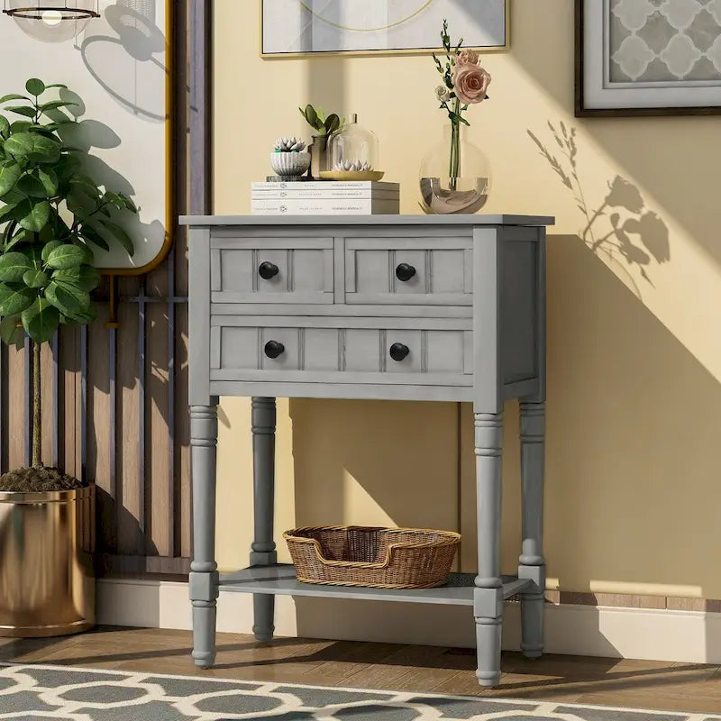 Massiver Sofatisch aus Holz mit Used-Look, drei Schubladen und unterem Ablageboden