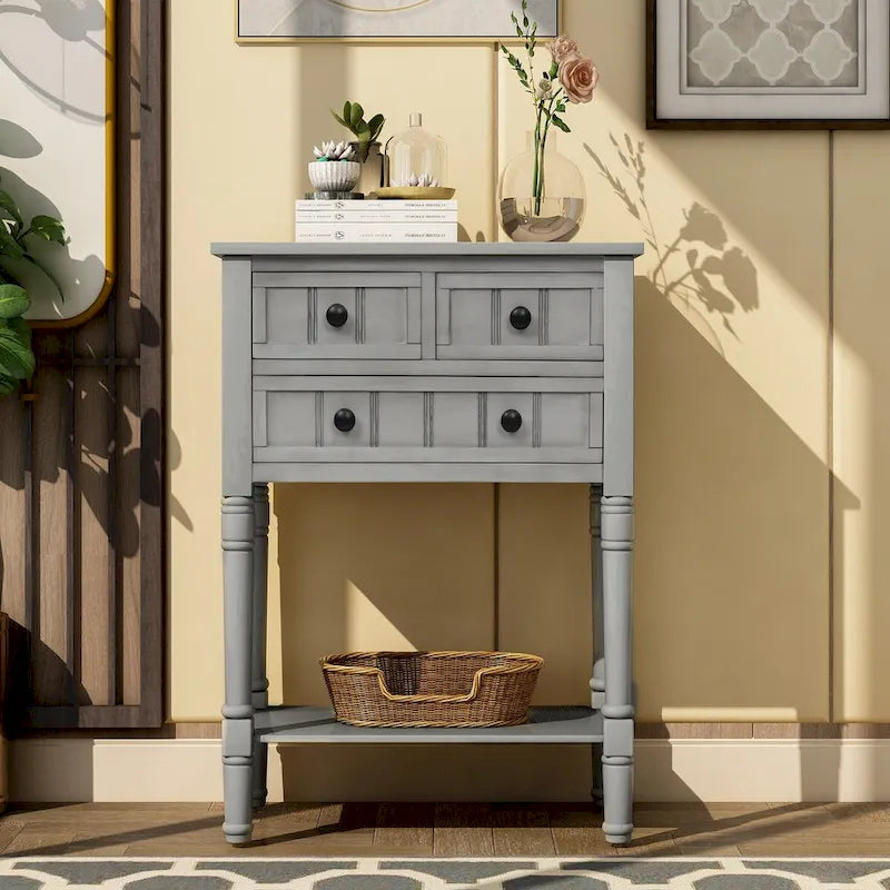 Massiver Sofatisch aus Holz mit Used-Look, drei Schubladen und unterem Ablageboden