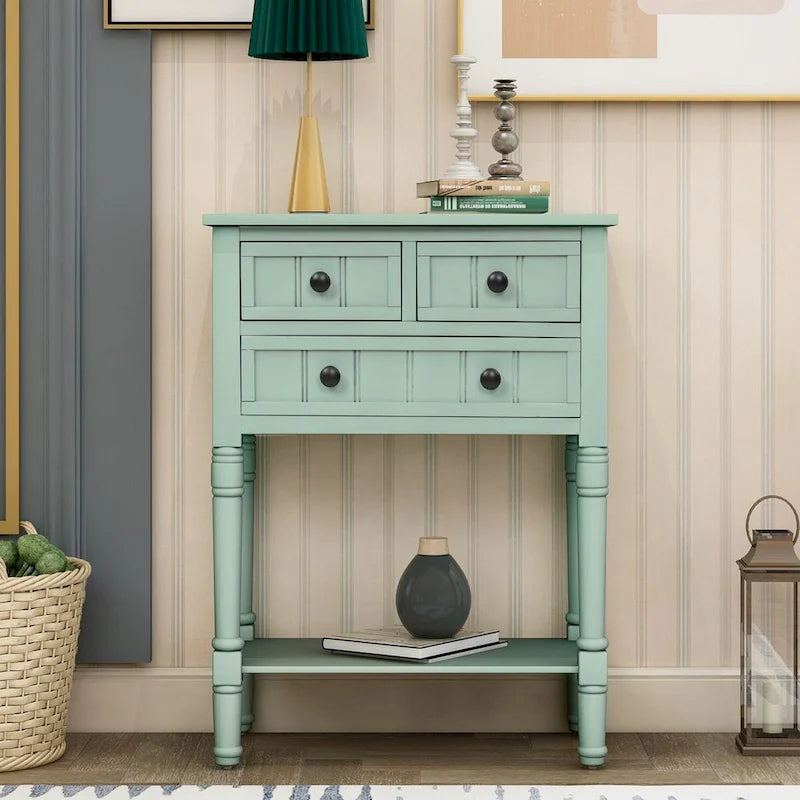 Massiver Sofatisch aus Holz mit Used-Look, drei Schubladen und unterem Ablageboden
