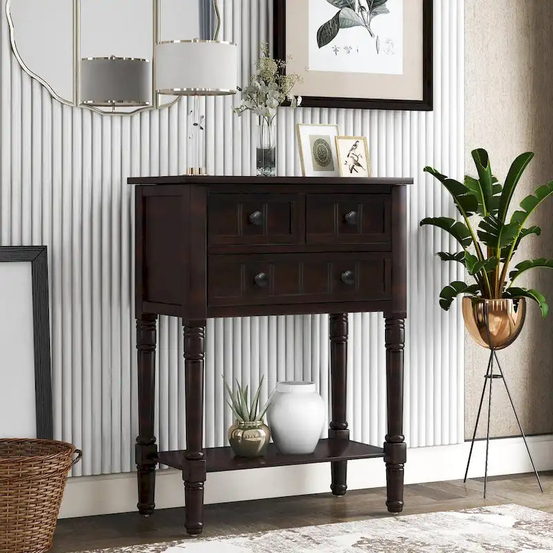 Massiver Sofatisch aus Holz mit Used-Look, drei Schubladen und unterem Ablageboden
