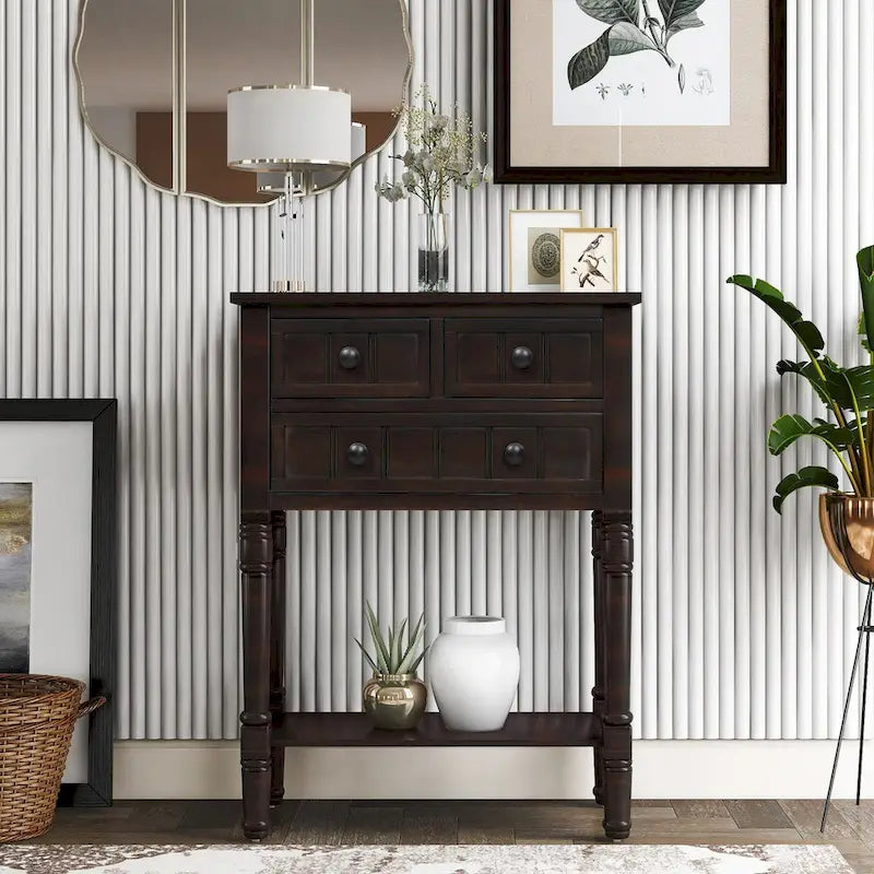 Massiver Sofatisch aus Holz mit Used-Look, drei Schubladen und unterem Ablageboden